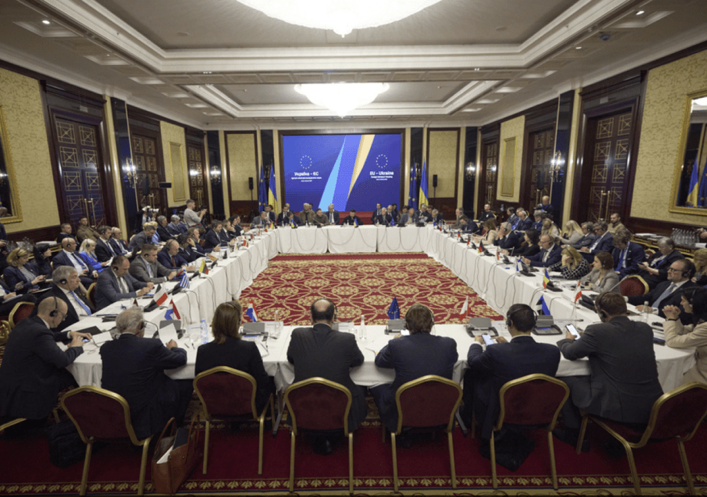 歐盟成員國周一（2日）在烏克蘭首都基輔舉行外長會議，是會議歷史性首次在歐盟以外的地方舉行。美聯社
