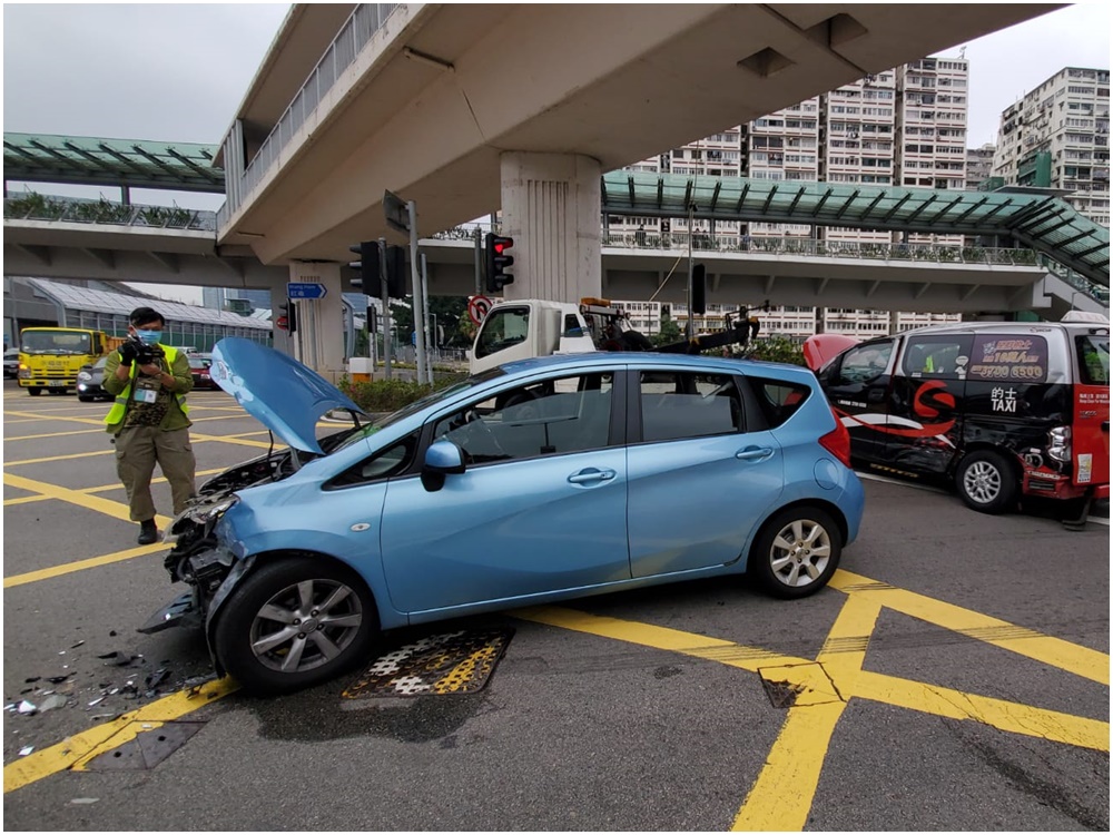 私家車損毀嚴重,泵把飛脫。