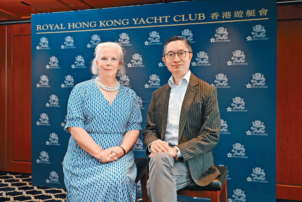 ■香港遊艇會會長Lucy Sutro（左）與《頭條日報》廣告部副總經理劉孟輝（Jacky）（右）分享香港遊艇會的歷史與發展方針。
