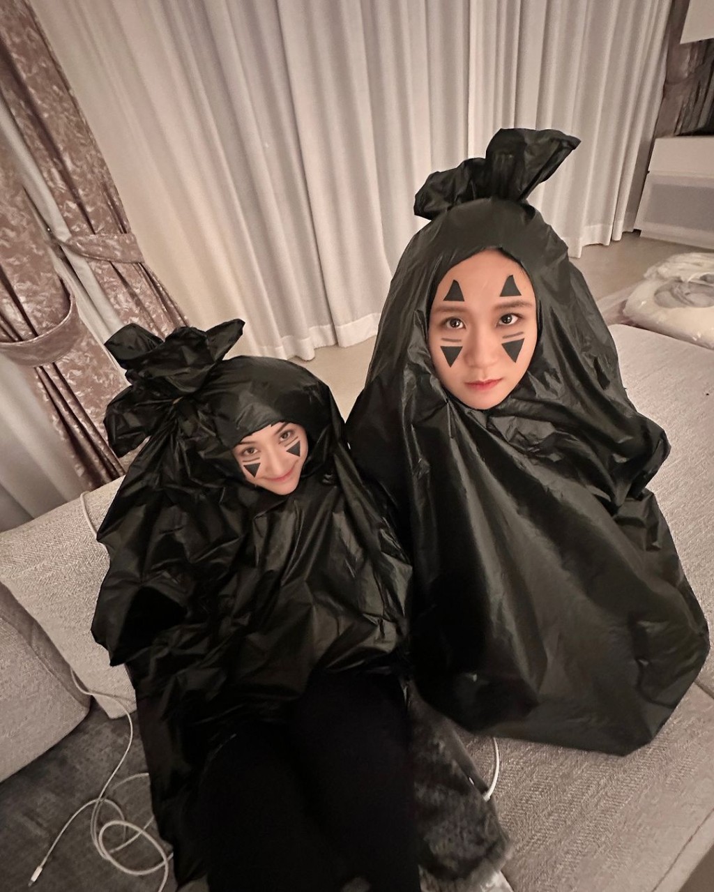 何超蓮笠上黑色垃圾膠袋,全身上下只露出面部,面上更化上宮崎駿動畫《千與千尋》中「無臉男」的妝容,與友人齊齊做「垃圾」,相當盞鬼。 何超蓮笠上黑色垃圾膠袋,全身上下只露出面部,面上更化上宮崎駿動畫《千與千尋》中「無臉男」的妝容,與友人齊齊做「垃圾」,相當盞鬼。