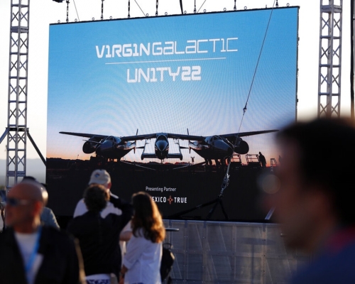 英國億萬富豪布蘭森(Richard Branson)將於今晚本港時間10時半乘搭維珍銀河(Virgin Galactic)的太空船升空。AP圖片