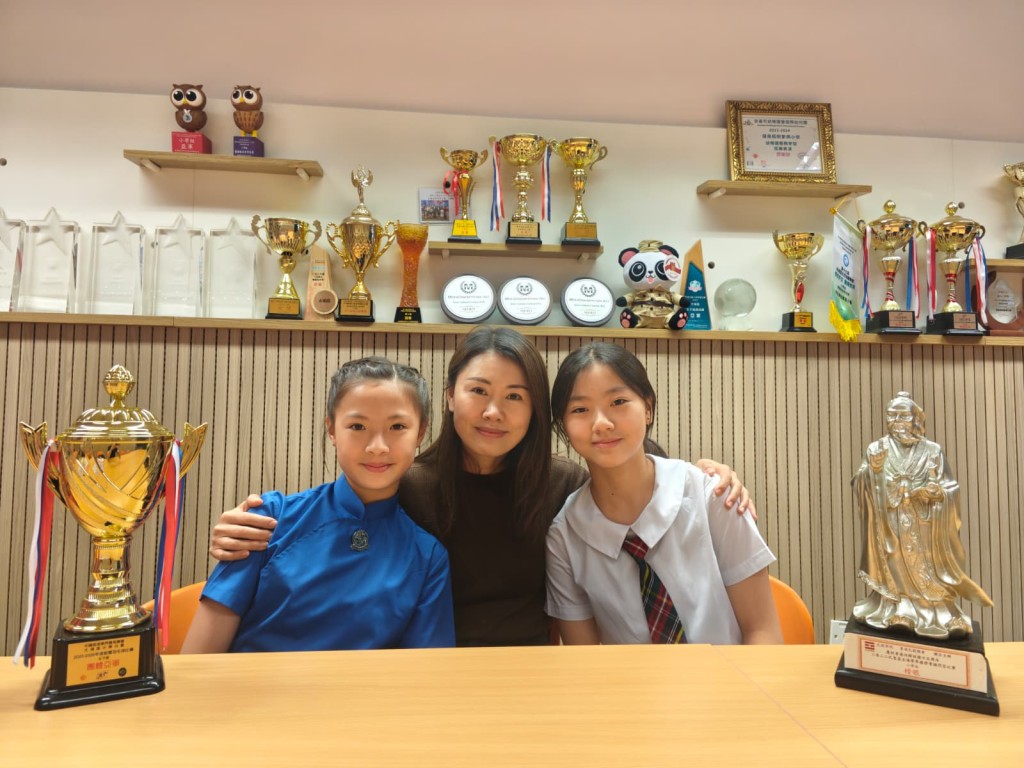 妈妈Rachel适度放手让两名女儿发挥最佳潜能，各自在不同领域获得成就。（图片：莫家文摄）
