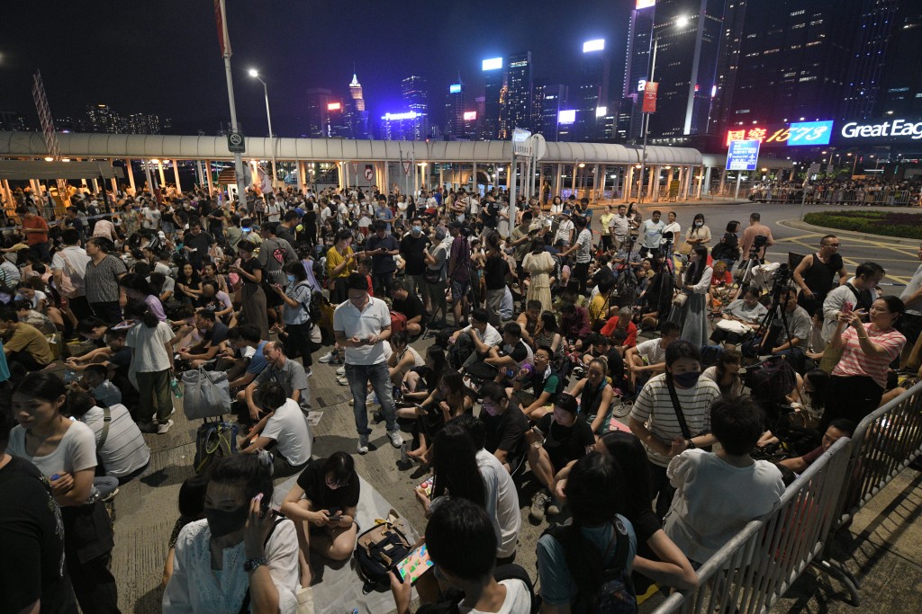金紫荆广场挤满观看国庆烟花汇演的市民。陈浩元摄