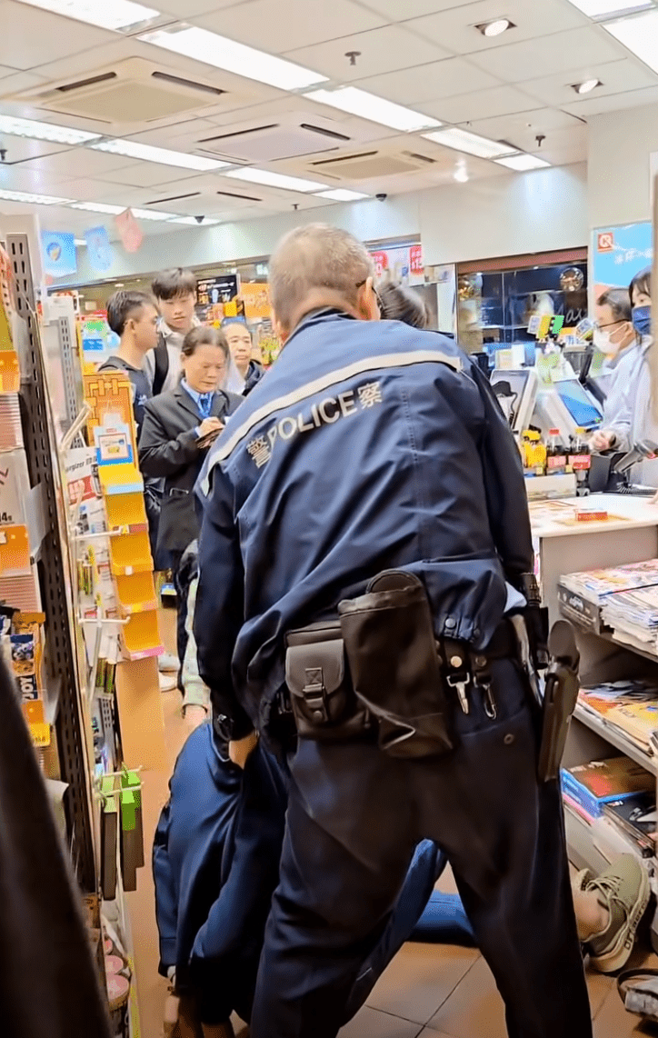 然後警員把黑衫男帶入便利店,反手扣上手銬,坐在地上接受調查。facebook群組「Hong Kong Friends」 然後警員把黑衫男帶入便利店,反手扣上手銬,坐在地上接受調查。facebook群組「Hong Kong Friends」
