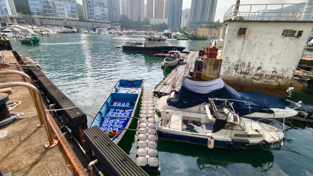警方消防海關在香港仔避風塘,破獲一個海上鬼油站。黃文威攝 警方消防海關在香港仔避風塘,破獲一個海上鬼油站。黃文威攝