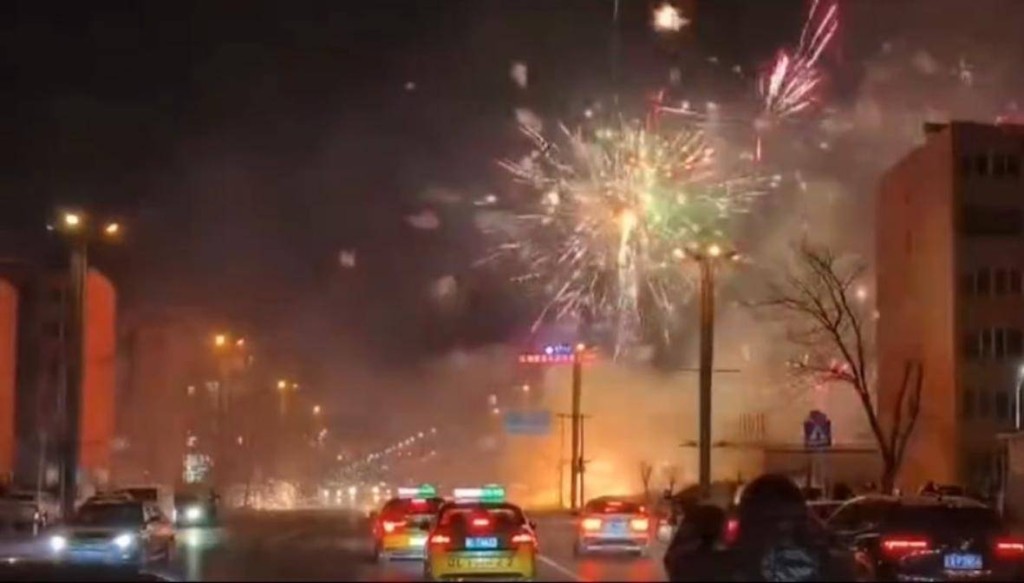 遼寧鞭炮攤起火，民眾圍觀睇足半小時。