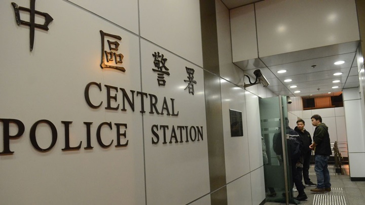 的士司機不顧警員執法高速駛走,事後被拘捕。資料圖片