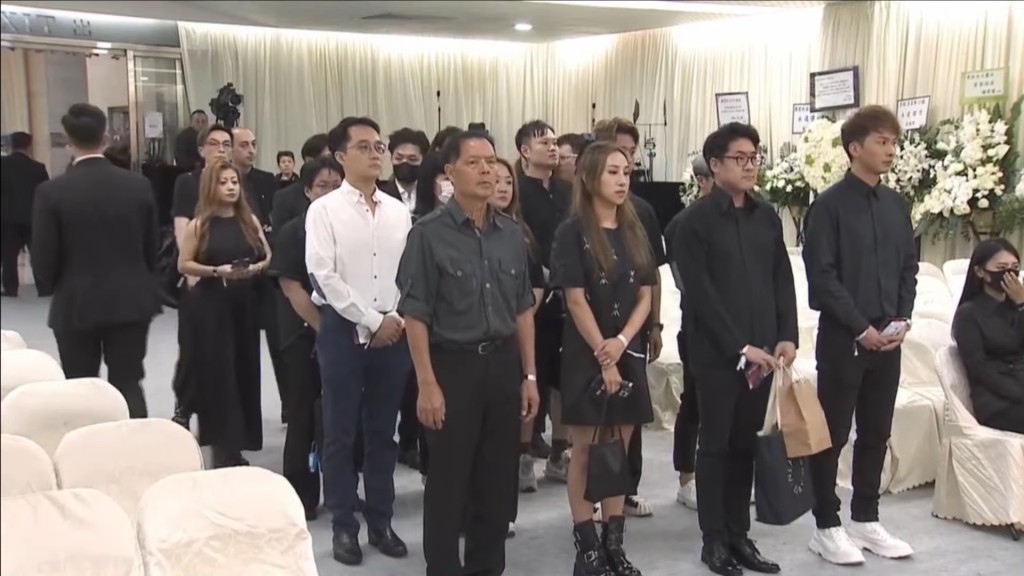 《中年好聲音》歌手吳大強、曹敏寶、羅啟豪、周吉佩等抵達靈堂。