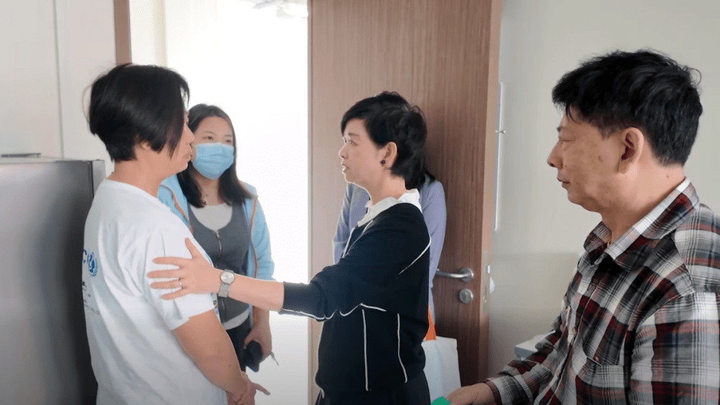 房屋局局長何永賢到善導會於大埔的過渡性房屋項目「善樓」，探訪宏福苑居民陳氏夫婦。影片擷圖