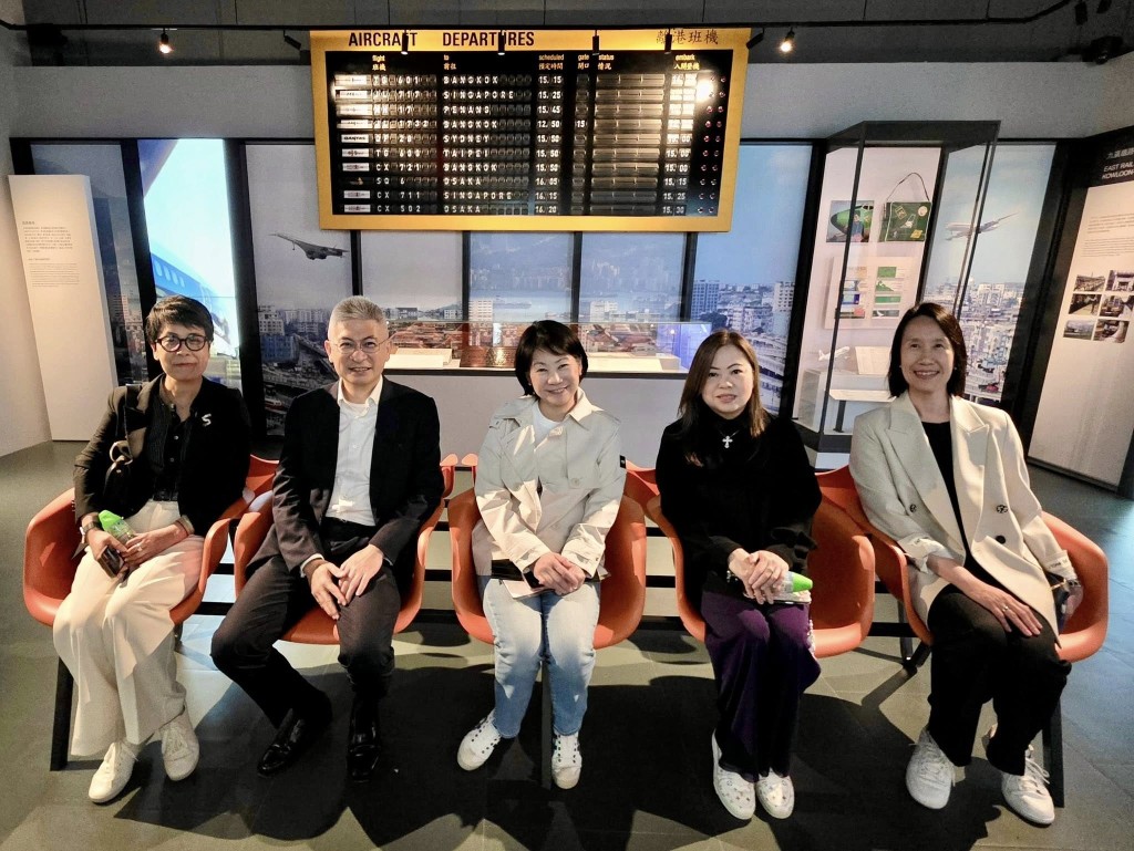 罗淑佩更亲身到博物馆，带领市民重温旧启德国际机场大堂内的航班状况展示牌。罗淑佩fb相片 