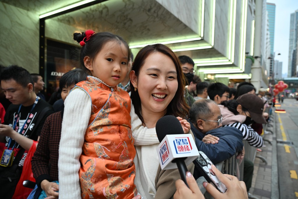 來自上海的Yuki與丈夫及3歲女兒下午3時半便到場。