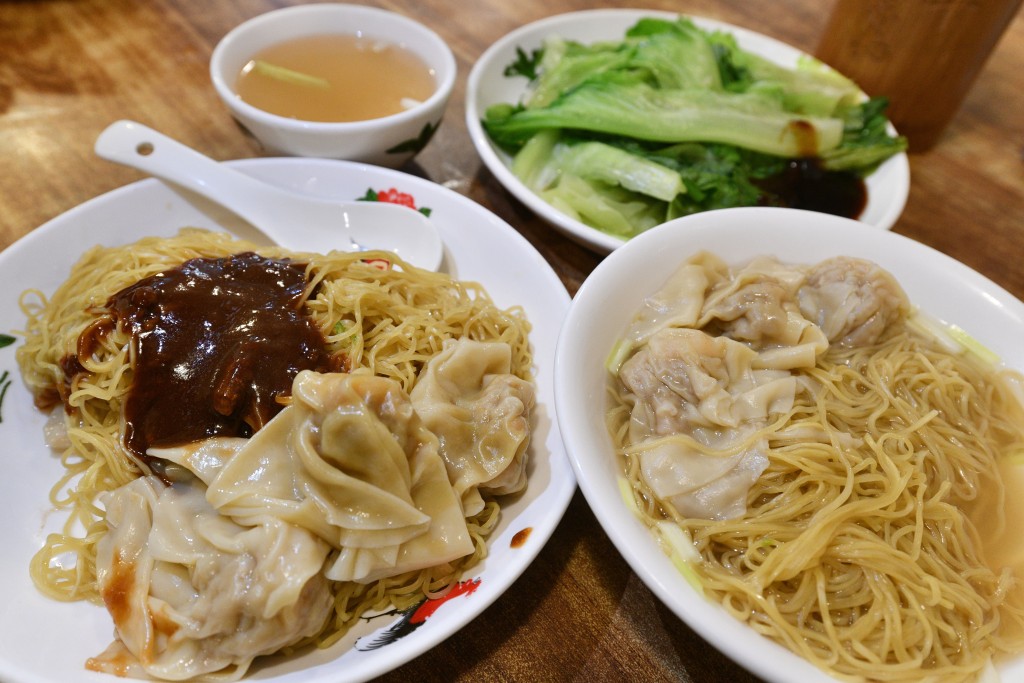 鮮蝦雲吞麵和炸醬鮮蝦雲吞撈麵味道一絕。 盧江球攝 鮮蝦雲吞麵和炸醬鮮蝦雲吞撈麵味道一絕。 盧江球攝