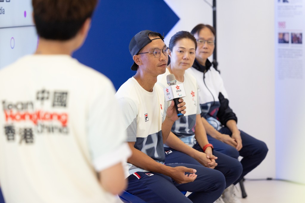 赛艇教练丘梓锋先生希望运动员能做好自己，突破最佳时间。 中国香港残疾人奥委会图片