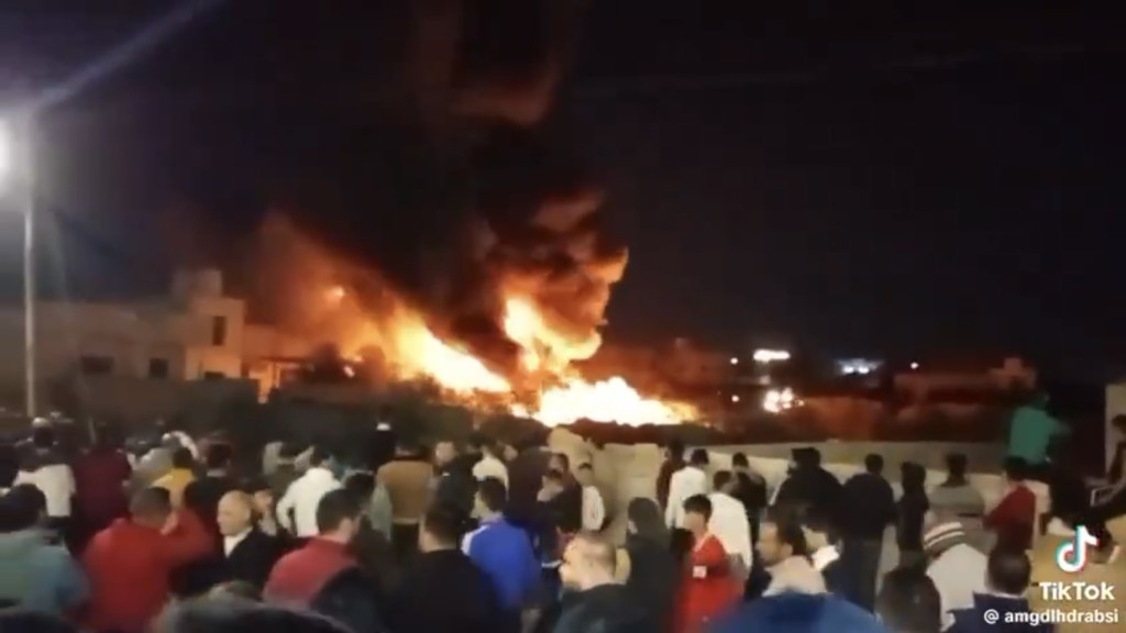 約旦最北部的Al-Ramtha市被伊朗擊中，民眾圍觀大火。 X