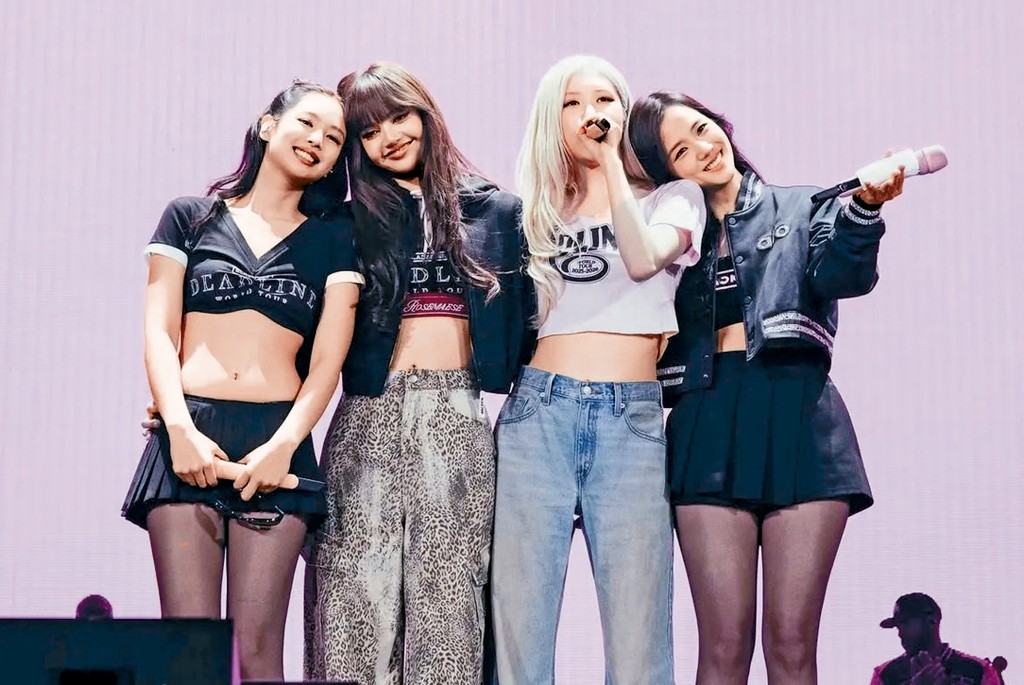 YG娱乐在6日才公布招待40名粉丝出席BLACKPINK的粉丝见面会，庆祝10周年，被指毫无诚意。