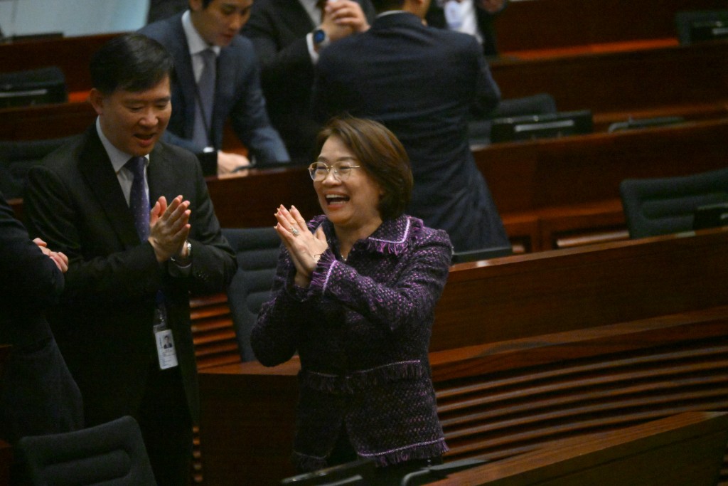 梁美芬亦穿紫色外套。 梁美芬亦穿紫色外套。