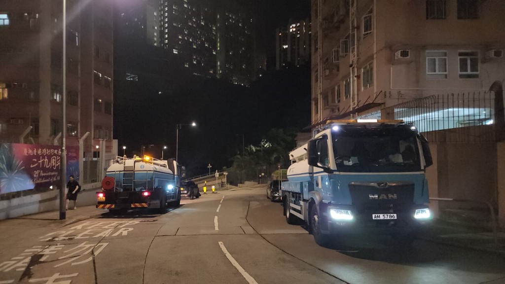 水務署在現場一帶放置多個水車及水箱供居民及商戶取水應急。黎志偉攝