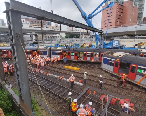 港鐵列車昨發生出軌事故,港媽獲的士乘客義載。資料圖片