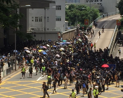 警方強烈譴責示威者佔路圍警總。