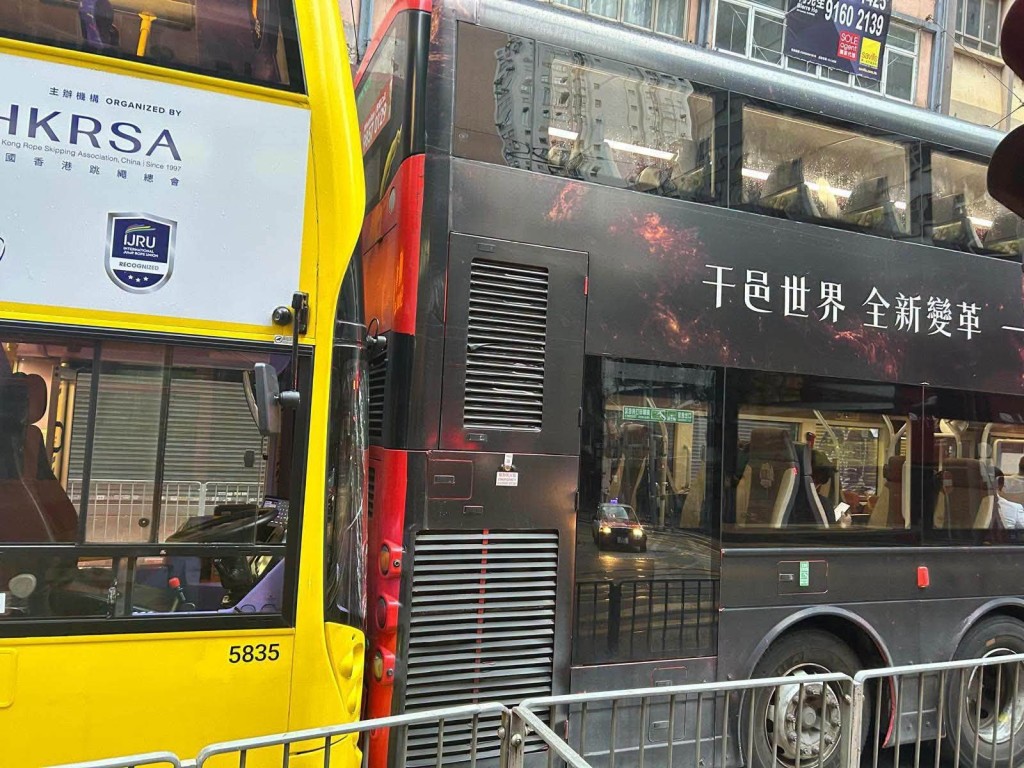 兩巴頭尾相撞。fb車cam L(香港群組) 兩巴頭尾相撞。fb車cam L(香港群組)