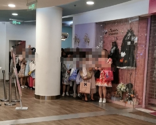 粉丝大排长龙等开门。网图