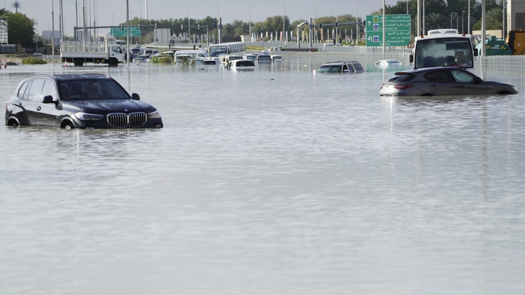 杜拜罕見暴雨之下變澤國，大量汽車被棄置在一條淹水的主要道路上。 美聯社