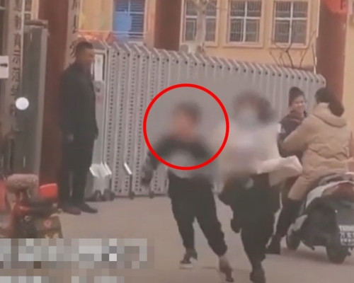 被抬入几秒后，该名小学生再次成功逃离校园。影片截图