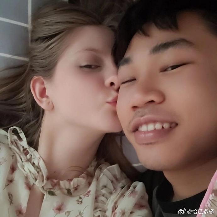 七夕情人节时，男子在网上分享和未婚妻的甜蜜合影。