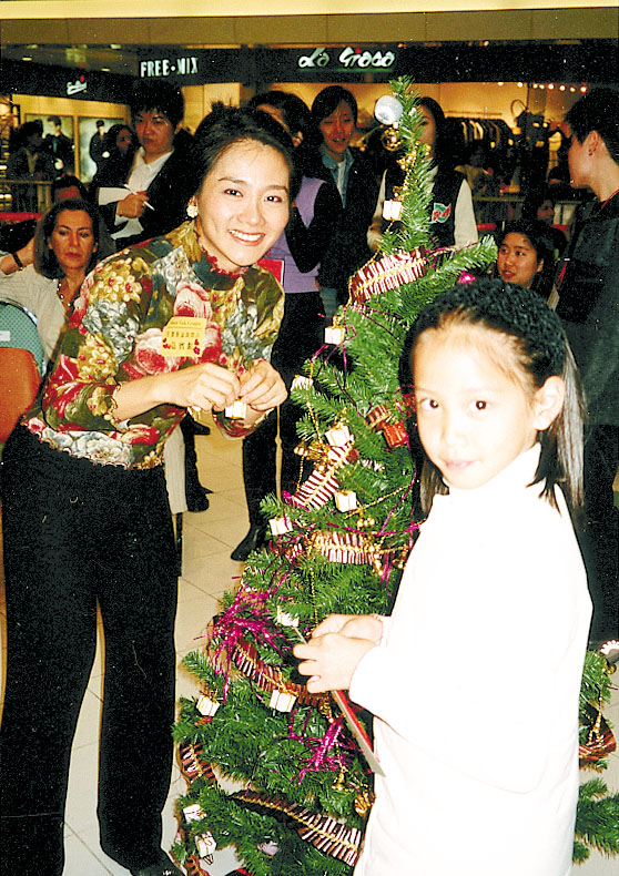 赖桢敏小时候曾与妈妈吴夏萍一同现身活动。