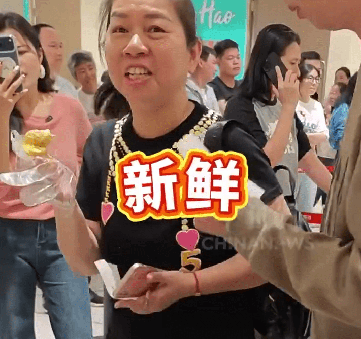 海南封關首日,居民排長隊購首批榴槤,有人馬上嘗鮮。 中新網 海南封關首日,居民排長隊購首批榴槤,有人馬上嘗鮮。 中新網