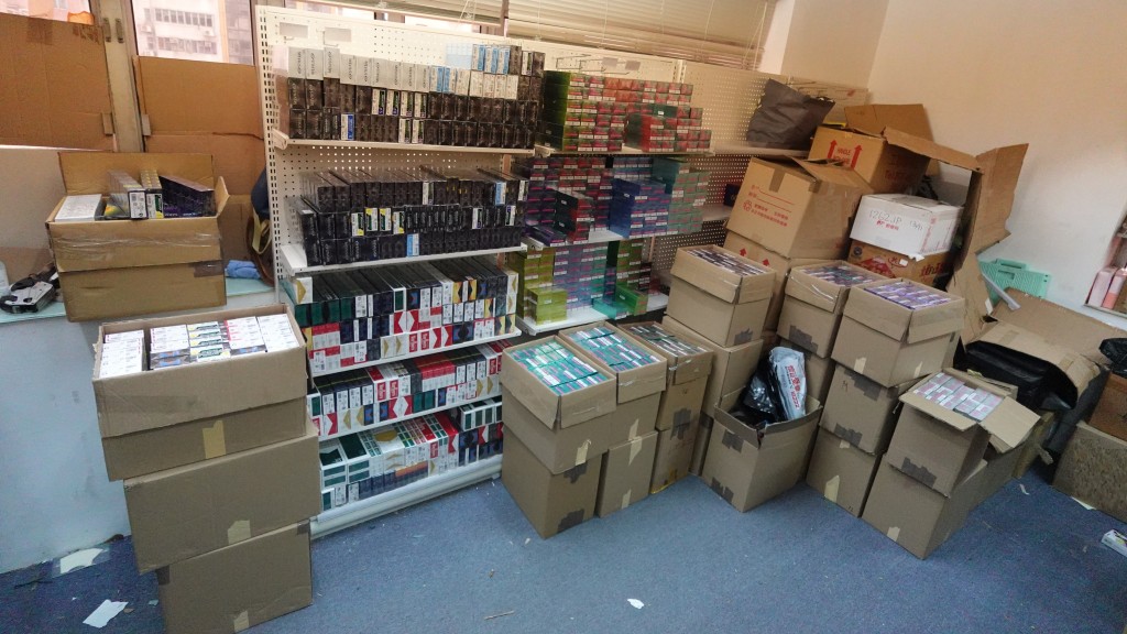 私煙販旺角商廈租倉供電話訂購 海關搗破拘7旬運貨婦 檢$92萬私煙另類煙