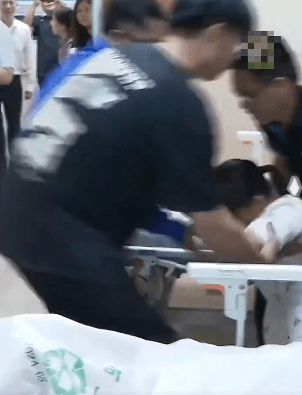 妻子含泪跪谢救命恩人。