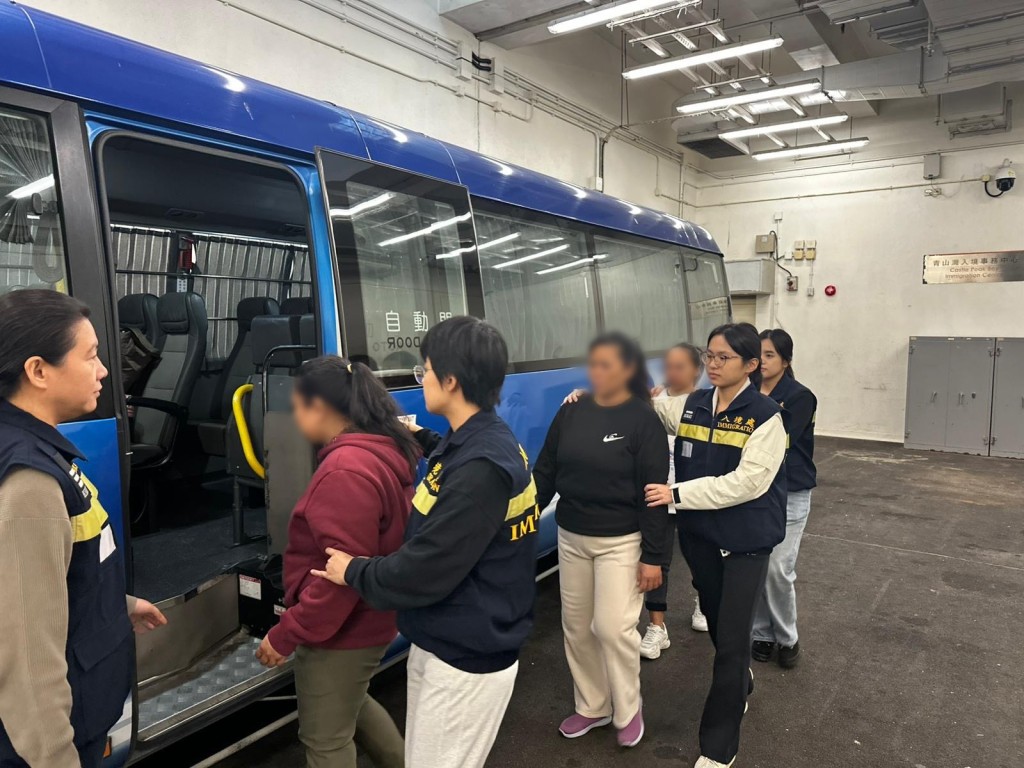 被遣返人士在入境處人員押送下離開羈押地點前往機場。入境處圖片