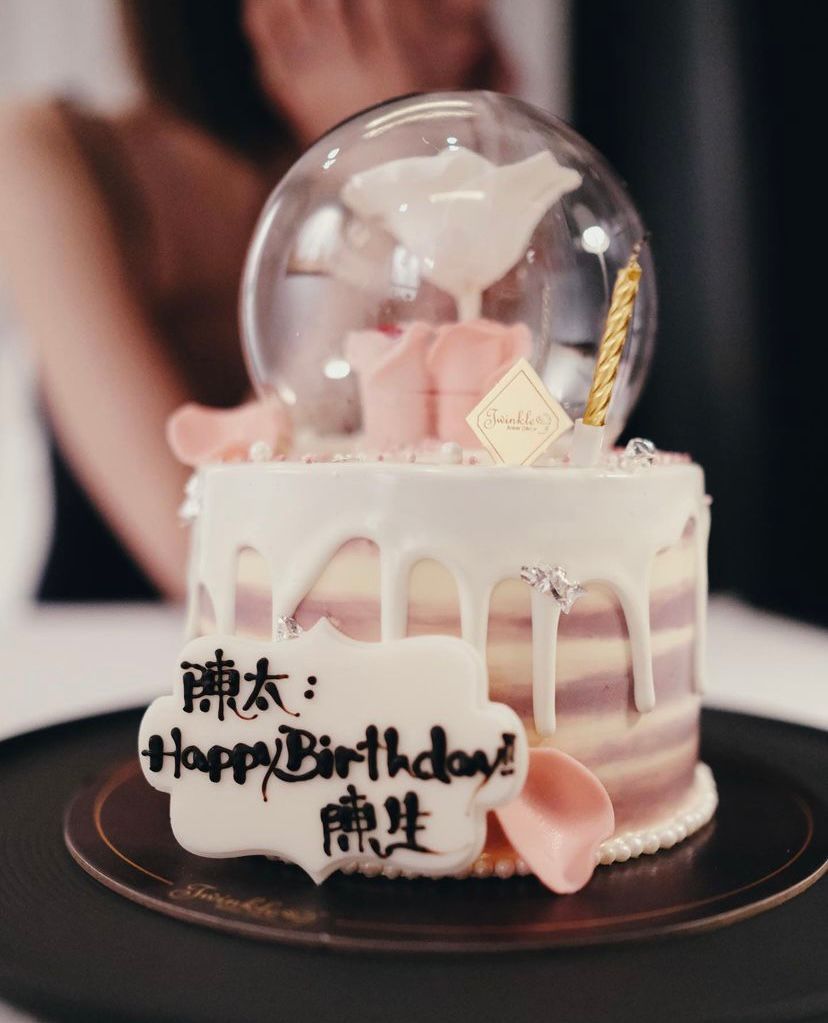 陳家樂貼出的相片中，見到蛋糕上寫着「陳太」，背後真的是準陳太。