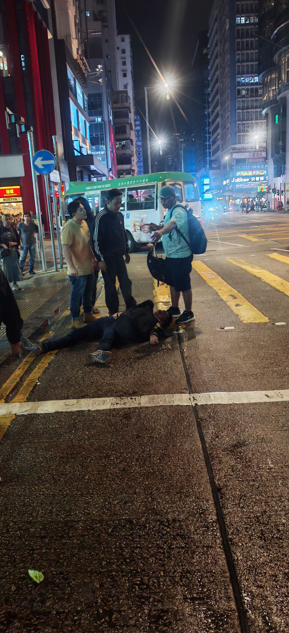 一名男子頭部流血,倒卧地上。網上圖片 一名男子頭部流血,倒卧地上。網上圖片