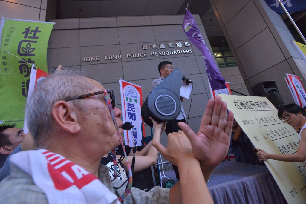 遊行隊伍抵達警察總部後集會