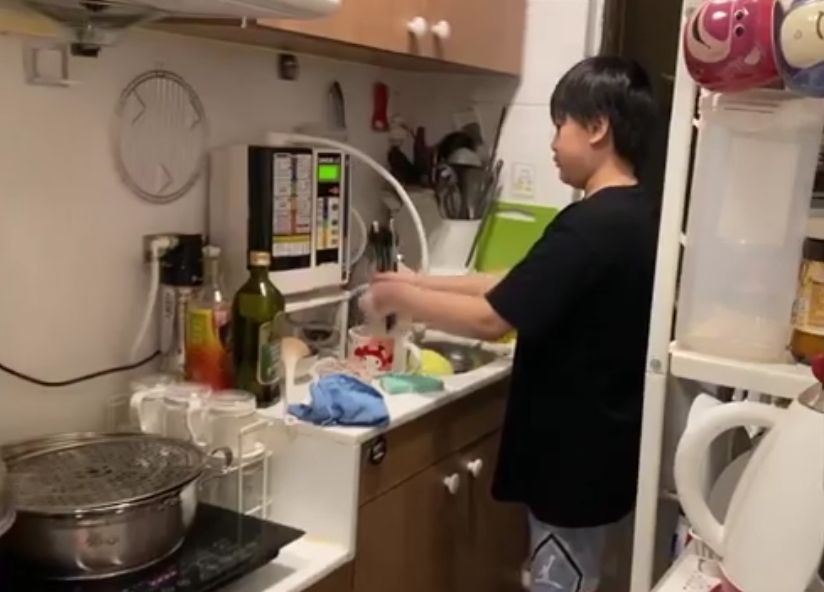 卓楠都好乖，平日有幫手做家務。