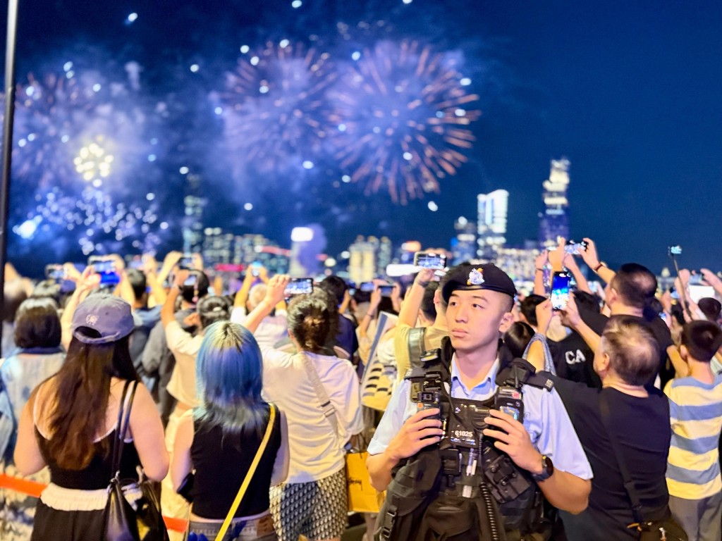煙花匯演期間，警員在場維持秩序。