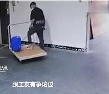 男子等電梯時忽發奇想掏出打火機。網圖