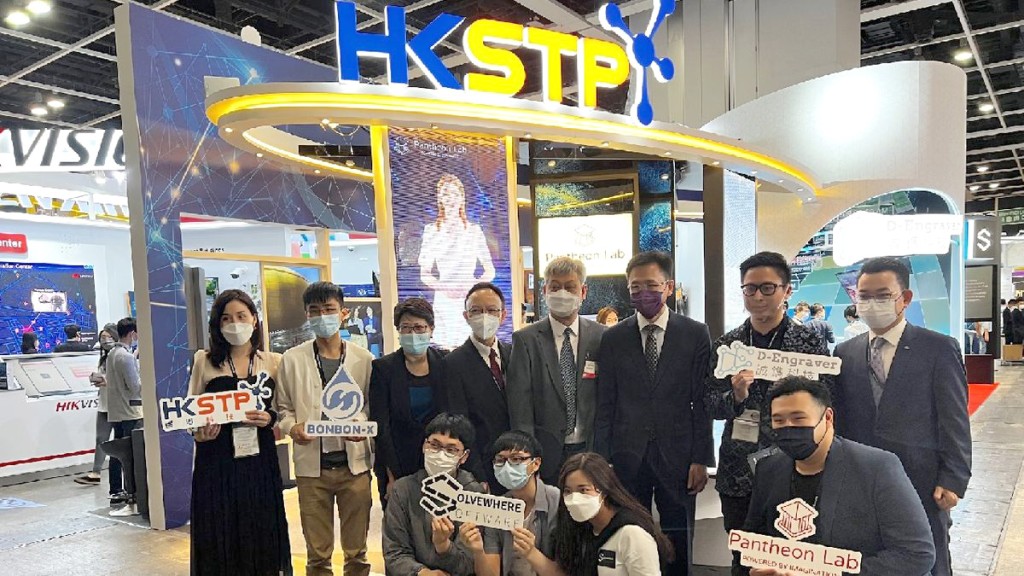 科技園公司帶領 16 間本地初創參與香港國際資訊科技博覽2022,創新科技及工業局局長孫東(右三)蒞臨參觀。