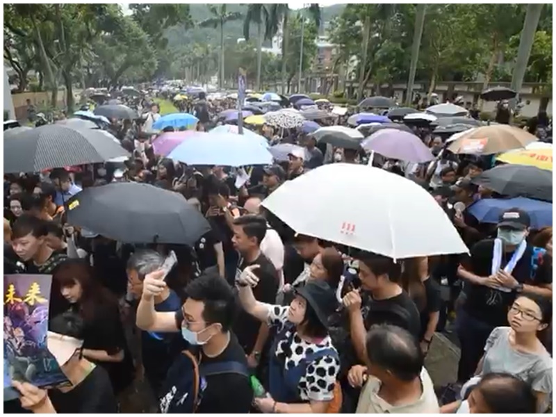 示威者佔用馬路。