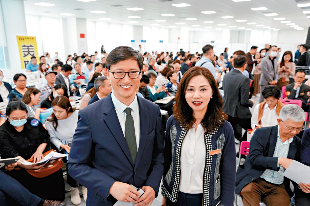恒基韓家輝（左）表示，對紅磡首岸銷情非常滿意，將於短期內推出新價單應市。旁為李菲茹。
