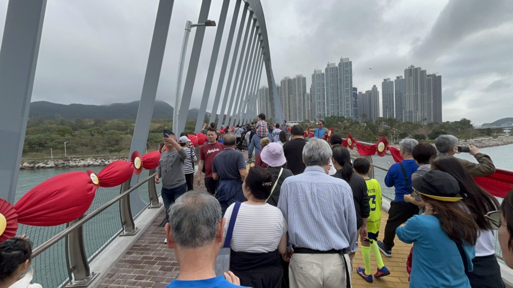 逾百名市民特意前來欣賞天橋設計及率先享用。