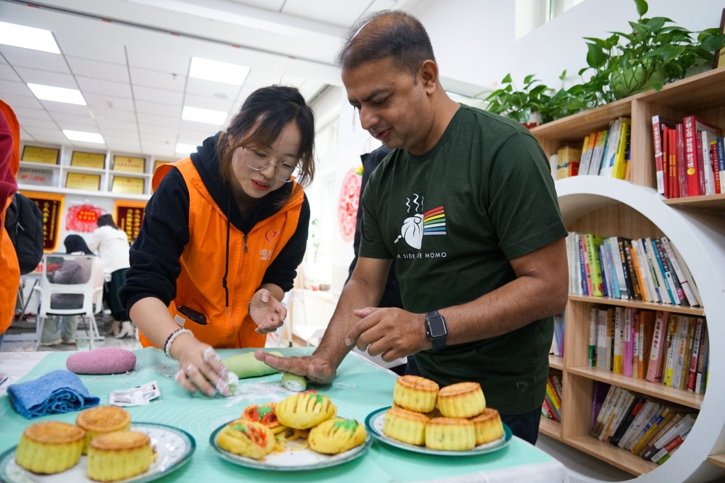 月餅深受華人文化圈喜愛。（中新社）