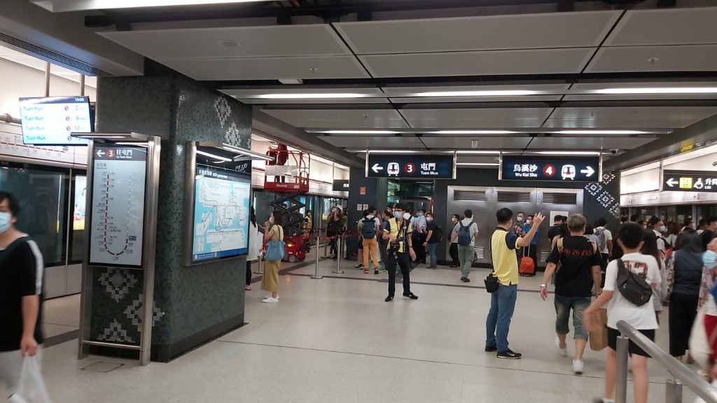 港鐵人員在場檢查假天花。