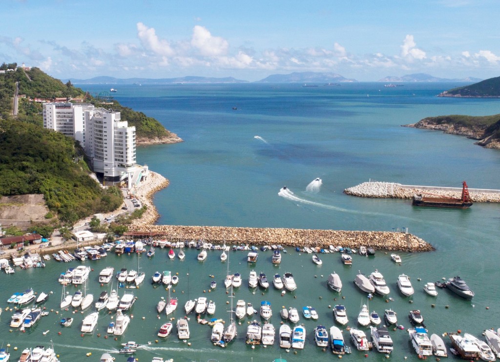宁汉豪表示其他大型工程包括扩建香港仔避风塘，以增加船只停泊区。宁汉豪网志图片