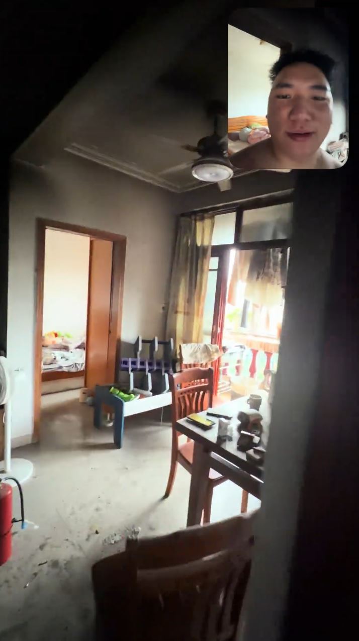 客廳也被濃煙薰黑。抖音