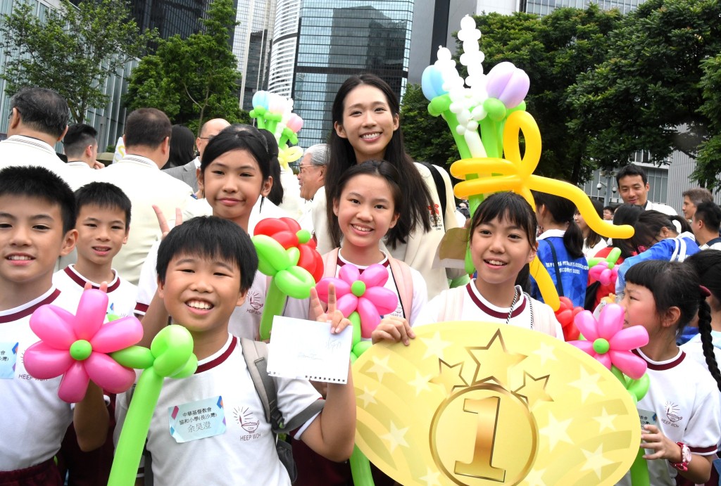 奧運港將巴士勝利巡遊，江旻憓大受小學生歡迎。陸永鴻攝