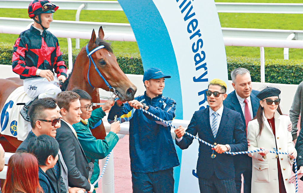 ■「舞士精神」勝出後，城城與方媛開心拉頭馬。
