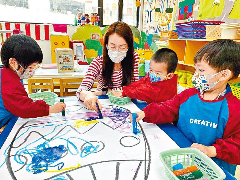 啟思幼稚園多所參加幼教計畫的分校，雜費高逾八千元；但未參加計畫的九龍塘校，雜費相對較低。 